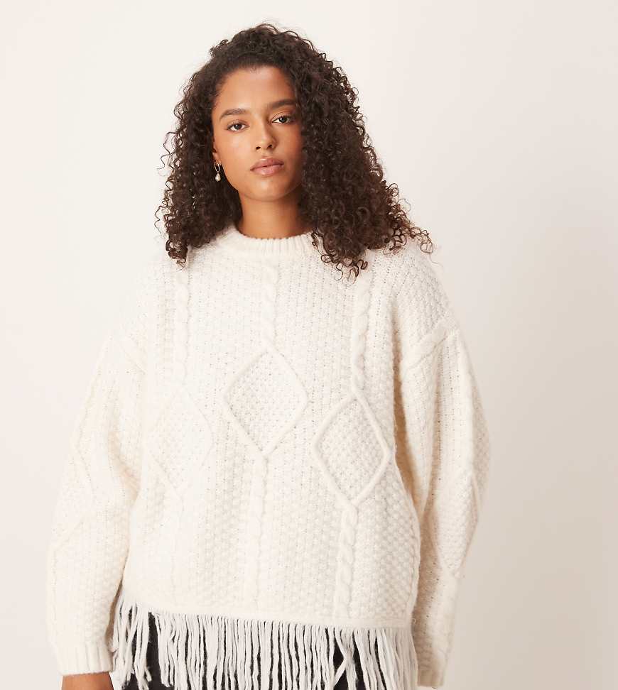 ASOS DESIGN Curve - Strickpullover in Cremeweiß mit Zopfmuster, Rundhalsausschnitt und Fransen von ASOS Curve
