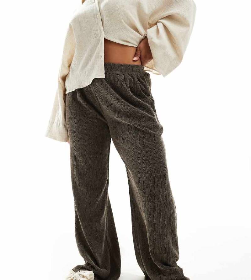ASOS DESIGN Curve - Strukturierte Hose in Schokoladenbraun mit weitem Bein von ASOS Curve