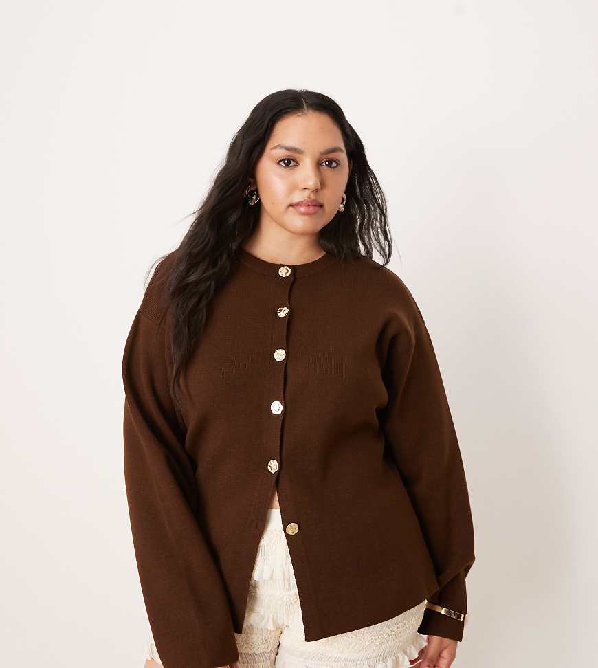 ASOS DESIGN Curve - Strukturierte Strickjacke in Schokobraun mit Rundhalsausschnitt und goldfarbenen Knöpfen von ASOS Curve