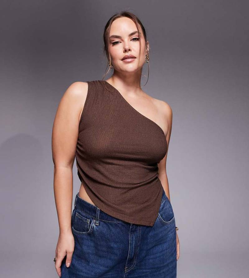 ASOS DESIGN Curve - Strukturiertes Oberteil in Schokobraun mit One-Shoulder-Träger und Raffung-Brown von ASOS Curve