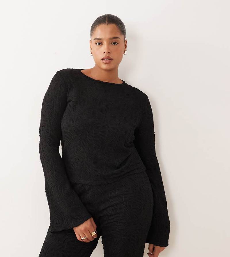 ASOS DESIGN Curve - Strukturiertes Oberteil in Schwarz mit langen, ausgestellten Ärmeln, Kombiteil von ASOS Curve