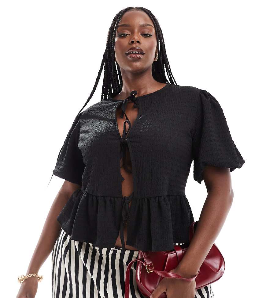 ASOS DESIGN Curve - Strukturiertes Oberteil in Schwarz mit voluminösen Ärmeln und gebundener Vorderseite ASOS DESIGN Curve - Strukturiertes Oberteil in Schwarz mit voluminösen Ärmeln und gebundener Vorderseite von ASOS Curve