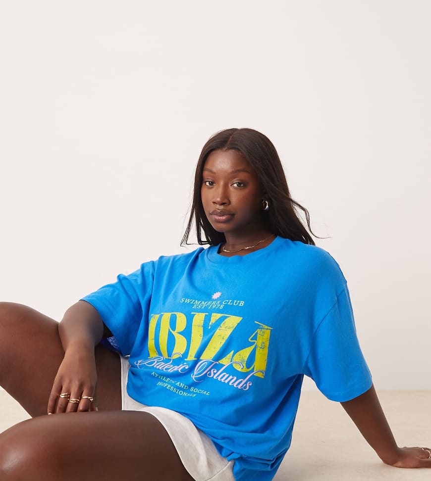 ASOS DESIGN Curve - Strukturiertes Oversize-T-Shirt in Blau mit „Ibiza"-Print ASOS DESIGN Curve - Strukturiertes Oversize-T-Shirt in Blau mit „Ibiza"-Print von ASOS Curve