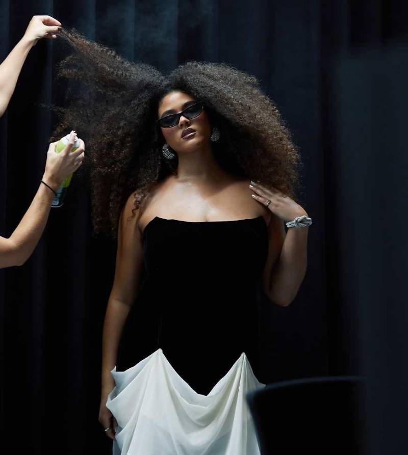 ASOS DESIGN Curve - Strukturiertes Samt-Minikleid in Schwarz mit farblich abgesetztem, drapiertem Chiffon-Rock von ASOS Curve
