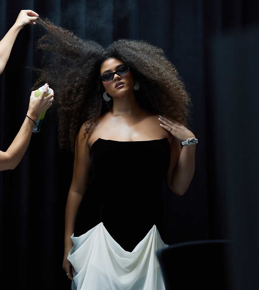 ASOS DESIGN Curve - Strukturiertes Samt-Minikleid in Schwarz mit farblich abgesetztem, drapiertem Chiffon-Rock ASOS DESIGN Curve - Strukturiertes Samt-Minikleid in Schwarz mit farblich abgesetztem, drapiertem Chiffon-Rock von ASOS Curve