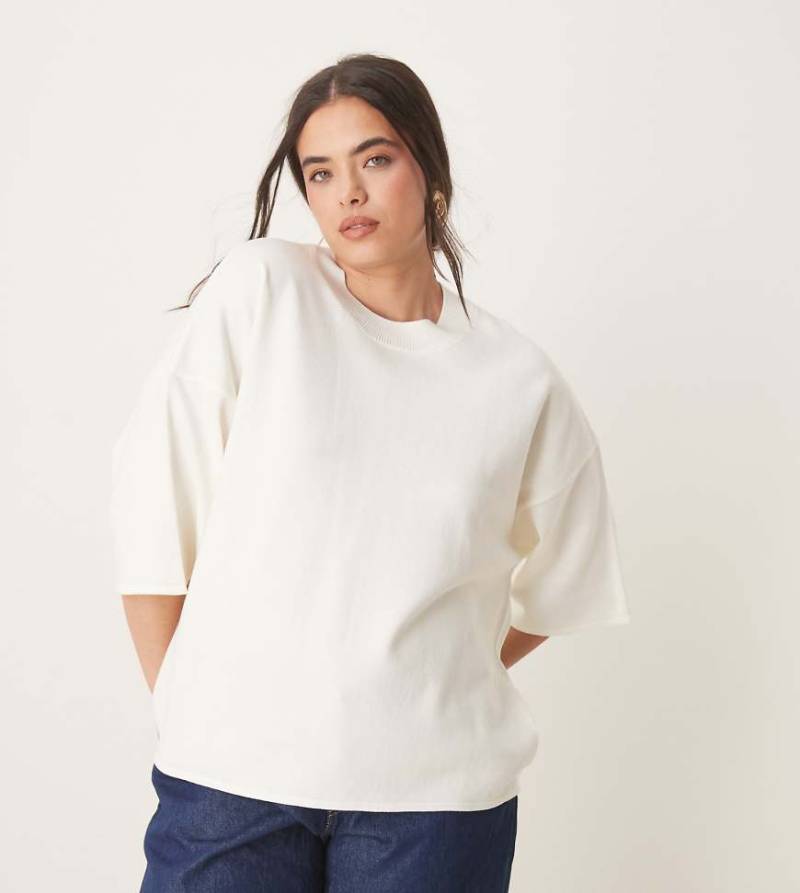 ASOS DESIGN Curve - Strukturiertes Strick-T-Shirt in Creme-Weiß von ASOS Curve
