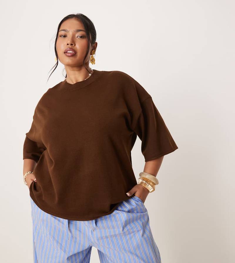 ASOS DESIGN Curve - Strukturiertes Strick-T-Shirt in Schokobraun von ASOS Curve