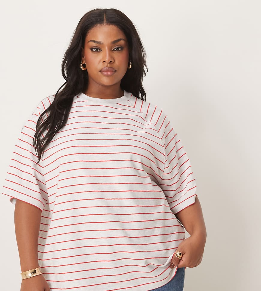 ASOS DESIGN Curve - Strukturiertes Vintage-T-Shirt in Eisgrau meliert mit Streifen in Rot ASOS DESIGN Curve - Strukturiertes Vintage-T-Shirt in Eisgrau meliert mit Streifen in Rot von ASOS Curve