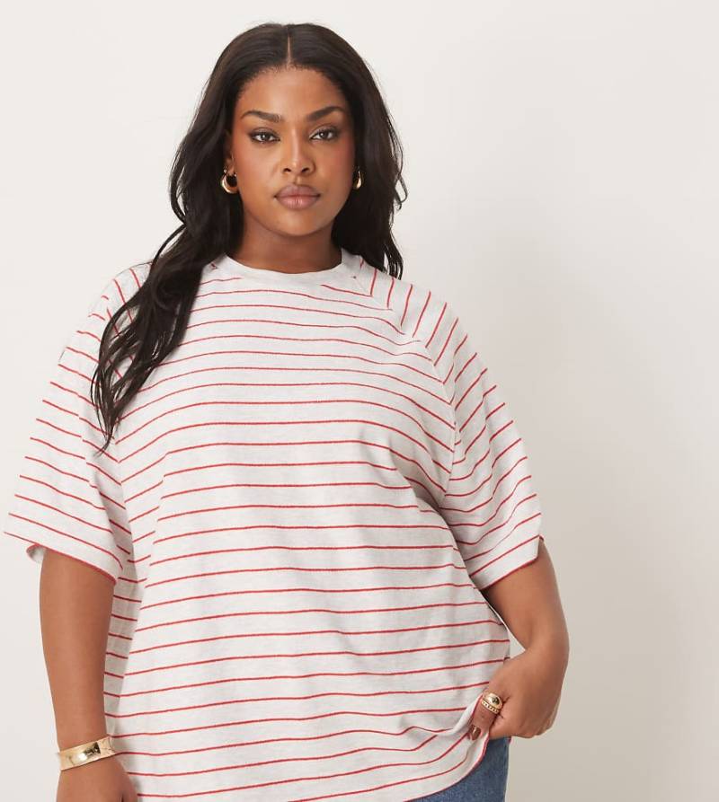 ASOS DESIGN Curve - Strukturiertes Vintage-T-Shirt in Eisgrau meliert mit Streifen in Rot von ASOS Curve