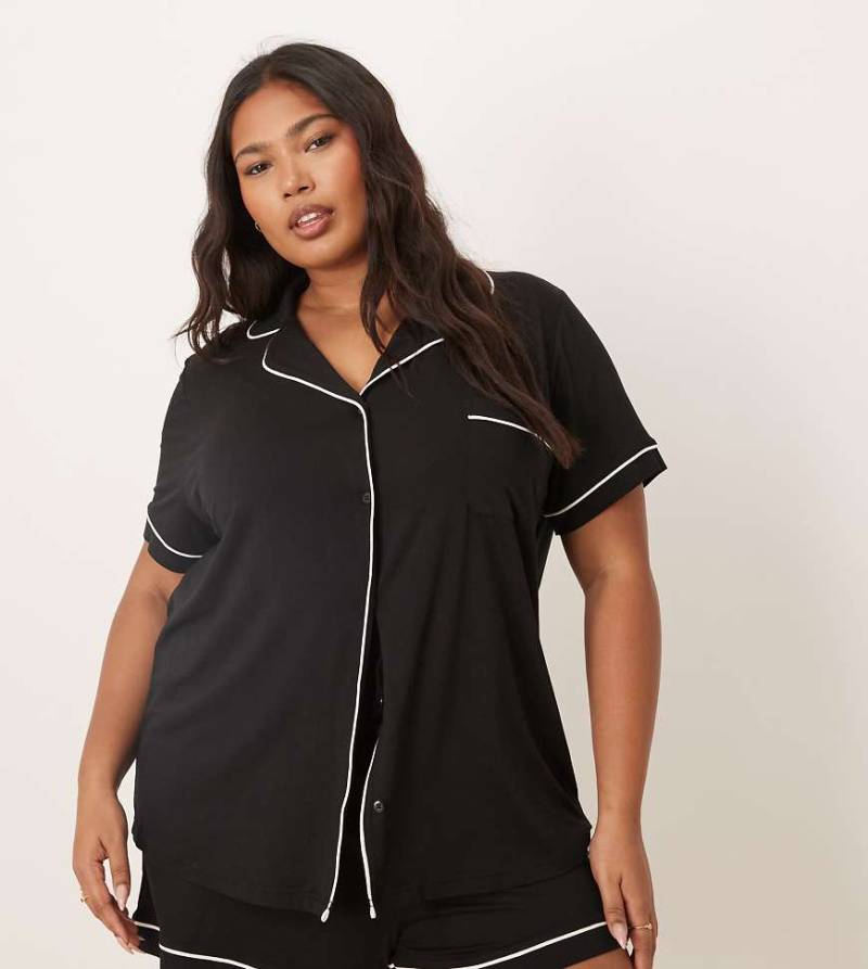 ASOS DESIGN Curve - Super weicher Pyjama mit kurzärmligem Hemd und Shorts in Schwarz von ASOS Curve