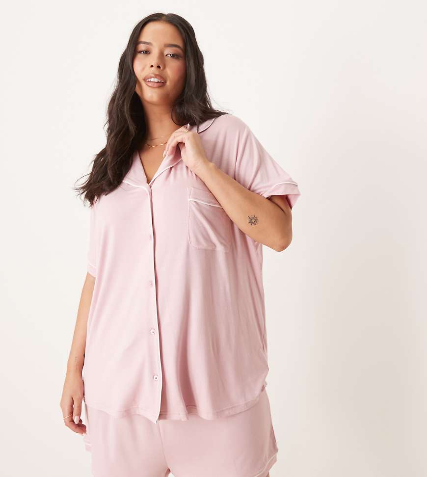 ASOS DESIGN Curve - Super weicher Pyjama mit kurzärmligem Hemd und Shorts in Staubrosa-Weiß ASOS DESIGN Curve - Super weicher Pyjama mit kurzärmligem Hemd und Shorts in Staubrosa-Weiß von ASOS Curve