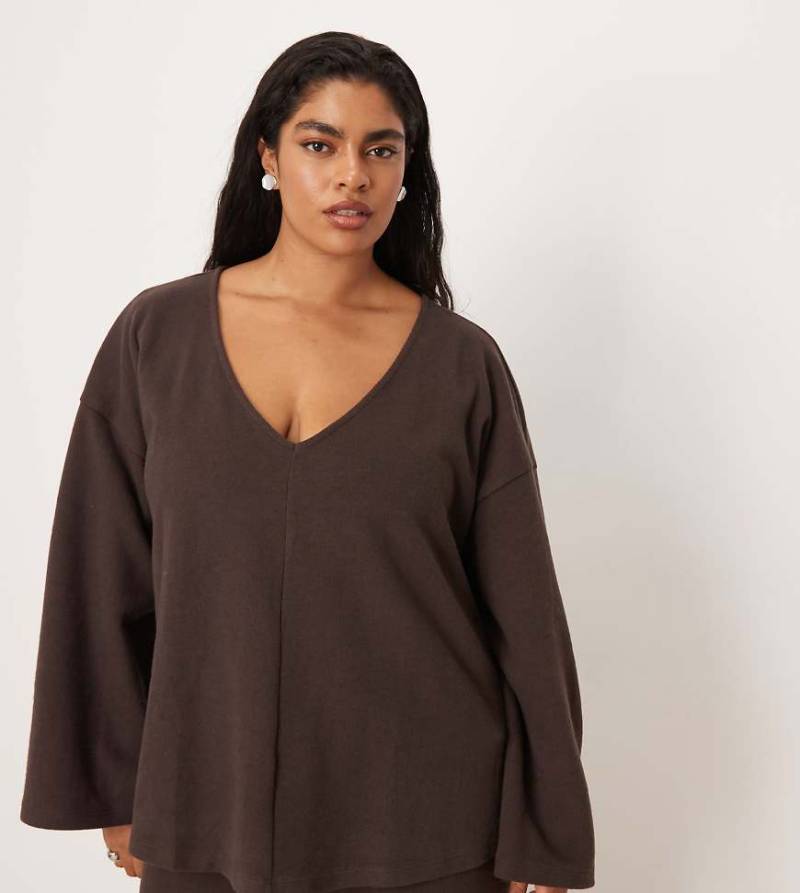 ASOS DESIGN Curve - Superweicher, weiter Pullover in Schokobraun mit V-Naht auf der Vorderseite, Kombiteil-Brown von ASOS Curve
