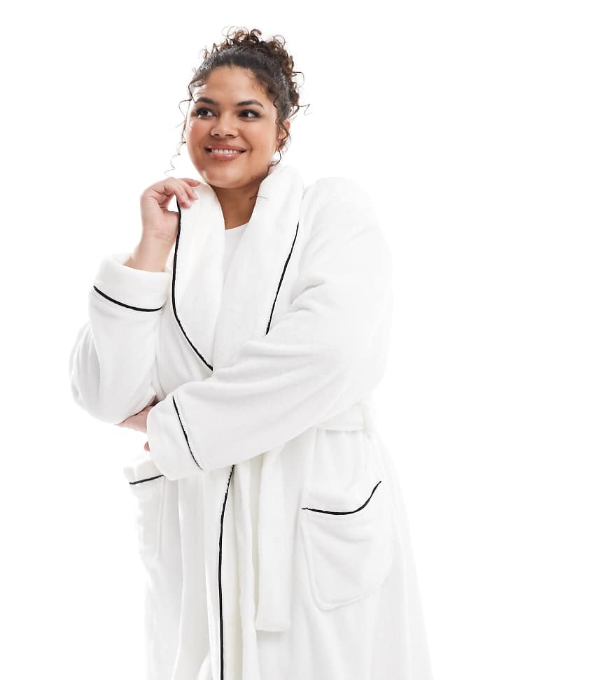 ASOS DESIGN Curve - Superweicher Midi-Bademantel aus hochwertigem Fleece in Weiß von ASOS Curve
