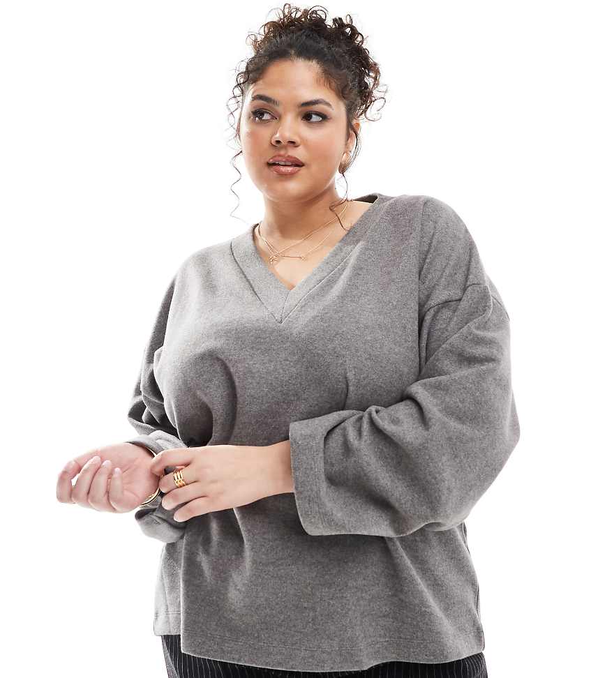 ASOS DESIGN Curve - Superweicher Oversize-Pullover in Anthrazit mit V-Ausschnitt-Grau ASOS DESIGN Curve - Superweicher Oversize-Pullover in Anthrazit mit V-Ausschnitt-Grau von ASOS Curve