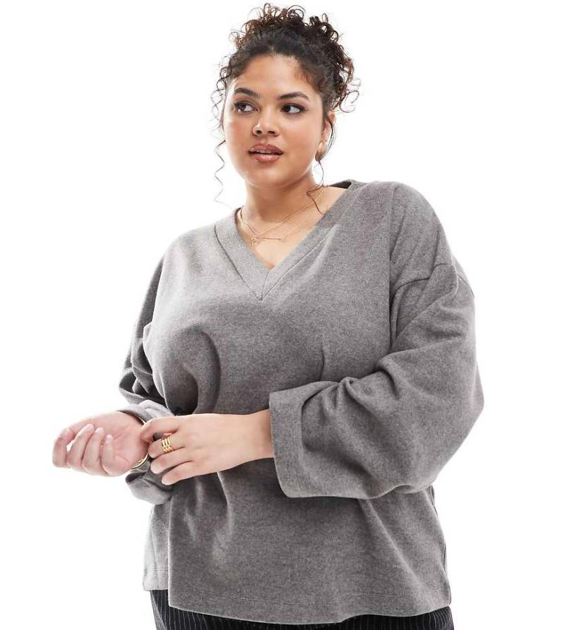 ASOS DESIGN Curve - Superweicher Oversize-Pullover in Anthrazit mit V-Ausschnitt-Grau von ASOS Curve
