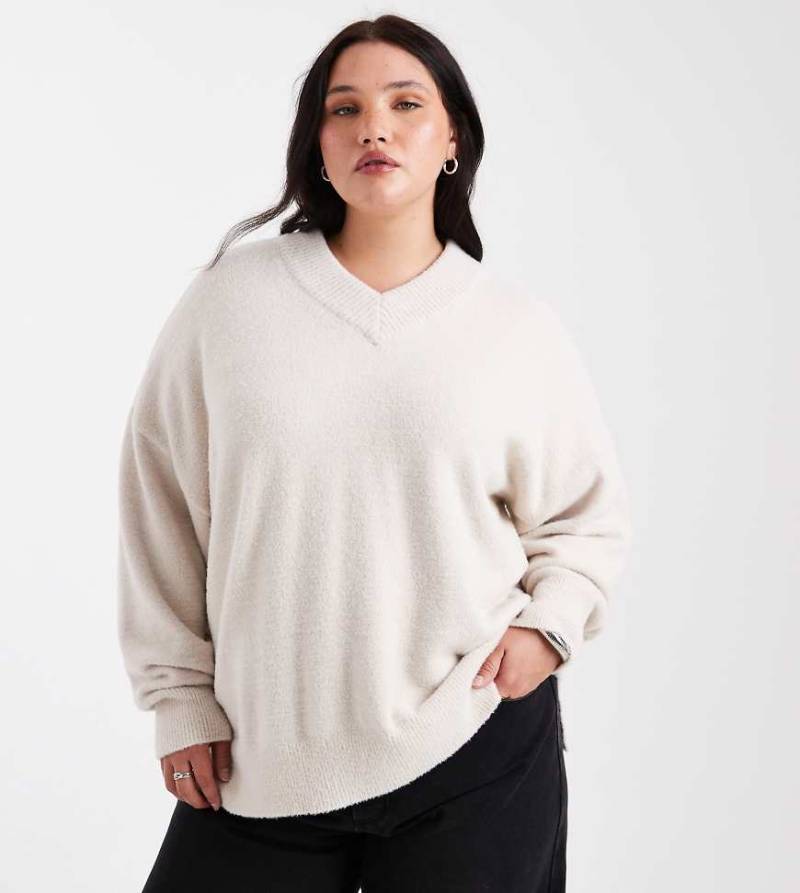 ASOS DESIGN Curve - Superweicher Oversize-Pullover in der Farbe Marshmallow mit V-Ausschnitt-Weiß von ASOS Curve