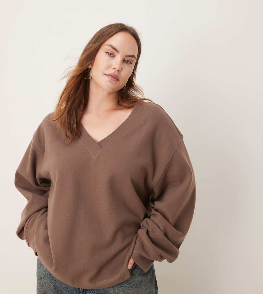 ASOS DESIGN Curve - Superweicher Pullover in Mokkabraun mit V-Ausschnitt und gerafften Ärmeln-Brown von ASOS Curve