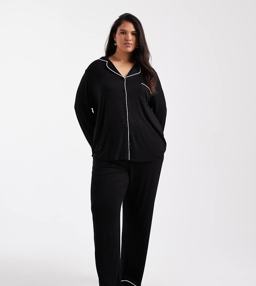 ASOS DESIGN Curve - Superweicher Pyjama aus langärmligem Hemd und Hose in Schwarz mit farblich abgesetzter Paspelierung von ASOS Curve