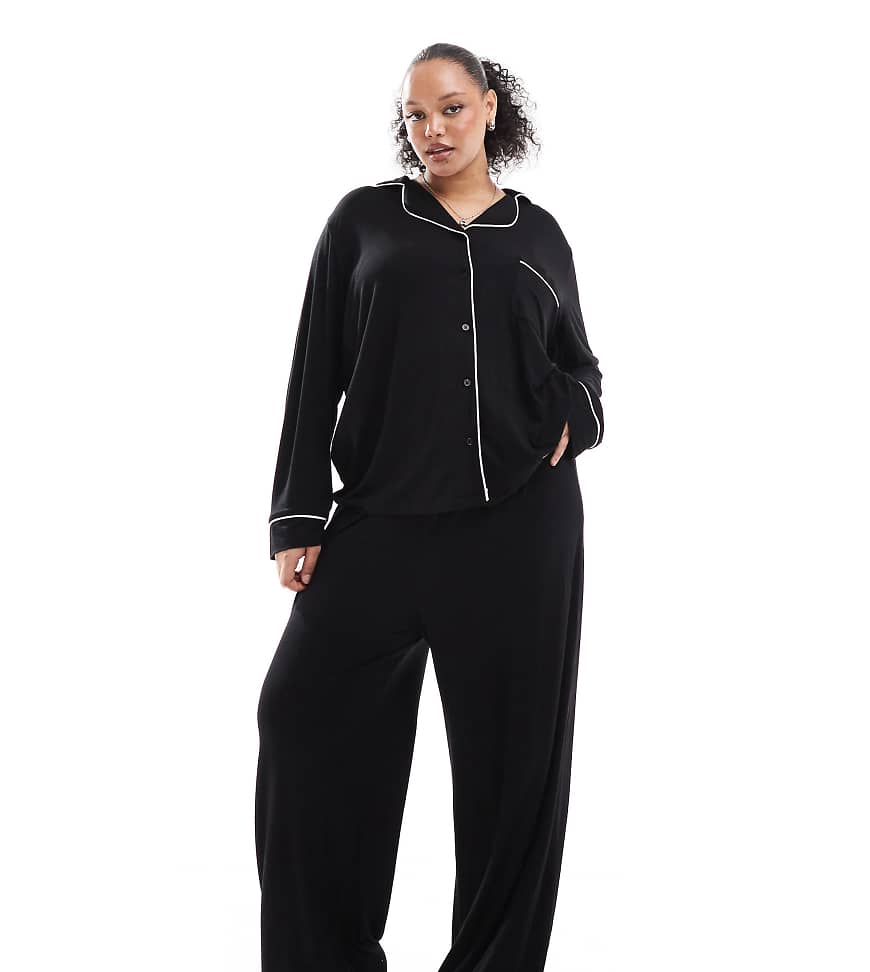 ASOS DESIGN Curve - Superweicher Pyjama aus langärmligem Hemd und Hose in Schwarz mit farblich abgesetzter Paspelierung von ASOS Curve