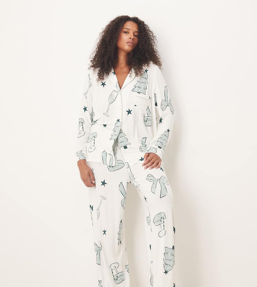 ASOS DESIGN Curve - Superweicher Pyjama aus langärmligem Hemd und Hose mit farblich abgesetzter Paspelierung und Weihnachtsdrink-Muster-Weiß von ASOS Curve