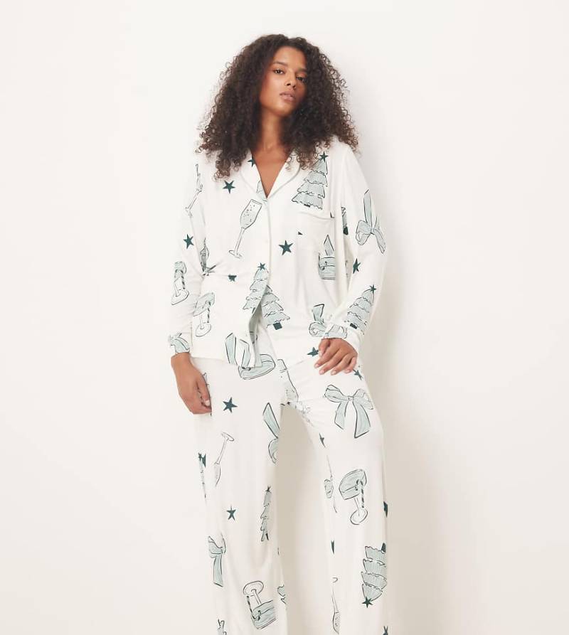 ASOS DESIGN Curve - Superweicher Pyjama aus langärmligem Hemd und Hose mit farblich abgesetzter Paspelierung und Weihnachtsdrink-Muster-Weiß von ASOS Curve