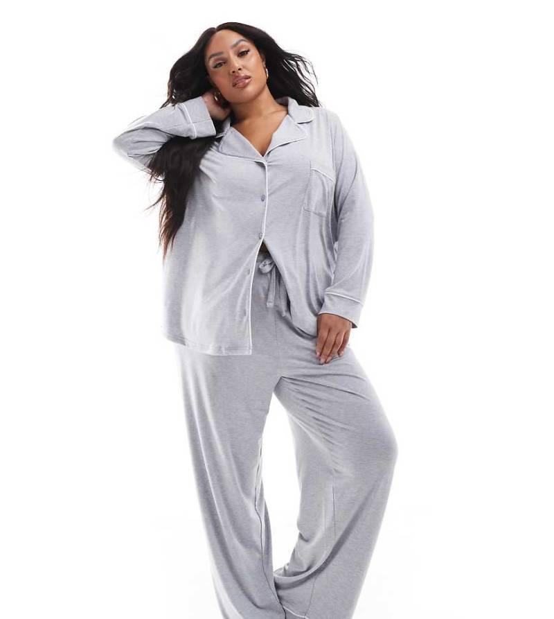 ASOS DESIGN Curve - Superweicher Pyjama in Grau mit farblich abgesetzter Paspelierung, aus langärmligem Hemd und Hose von ASOS Curve