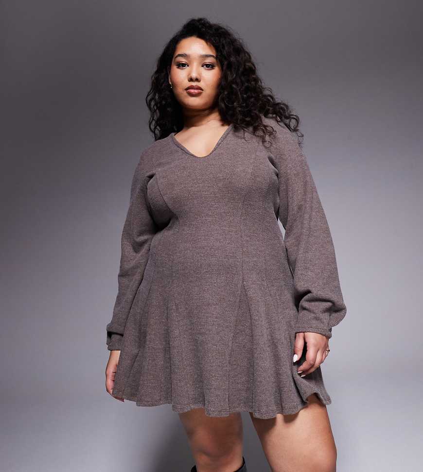 ASOS DESIGN Curve - Superweiches, ausgestelltes Minikleid in Schokobraun mit V-Ausschnitt-Brown von ASOS Curve