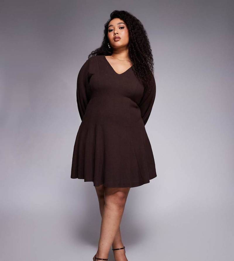 ASOS DESIGN Curve - Superweiches, ausgestelltes Minikleid in Schokobraun mit V-Ausschnitt und Ziernähten-Keine Farbe von ASOS Curve