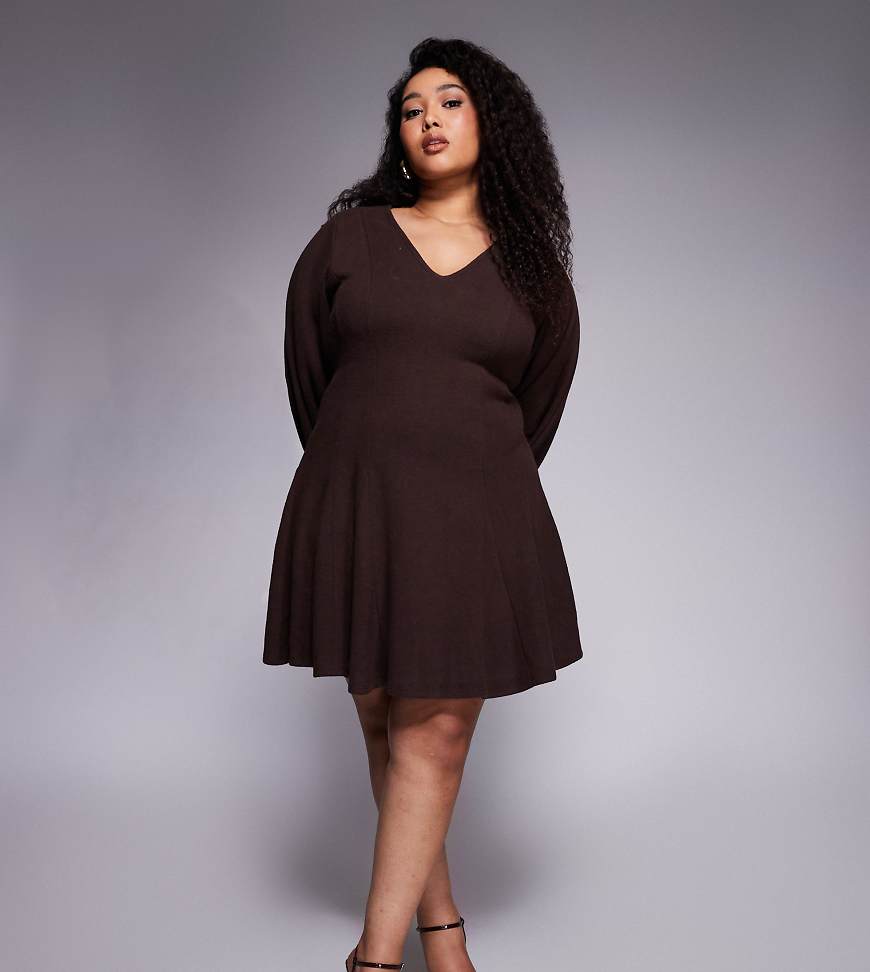 ASOS DESIGN Curve - Superweiches, ausgestelltes Minikleid in Schokobraun mit V-Ausschnitt und Ziernähten-Keine Farbe von ASOS Curve
