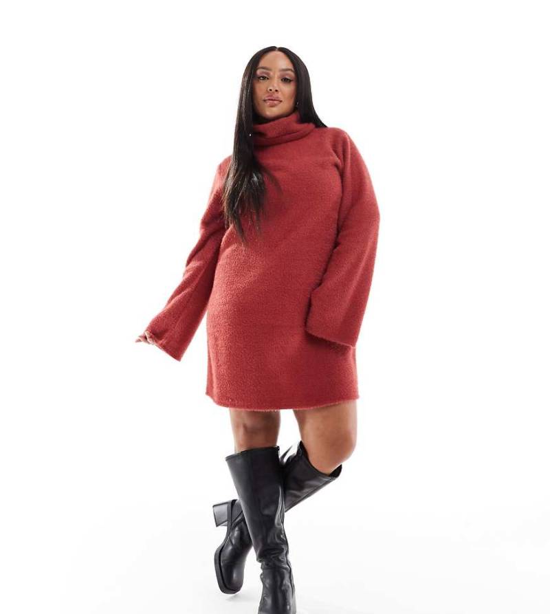 ASOS DESIGN Curve - Superweiches, flauschiges, kurzes Pulloverkleid in Rostrot mit Rollkragen-Bunt von ASOS Curve
