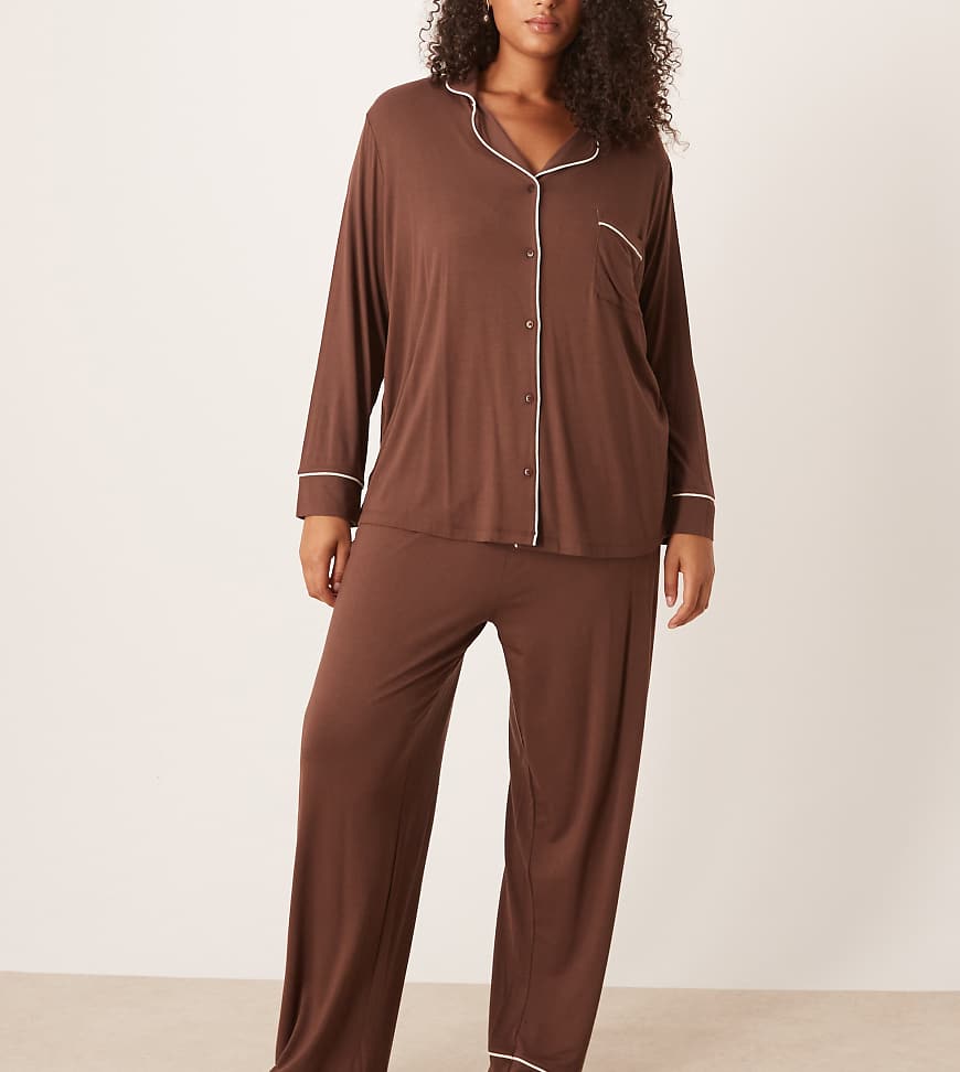 ASOS DESIGN Curve - Superweiches Pyjama-Set in Schokobraun, bestehend aus langärmligem Hemd und Hose-Brown von ASOS Curve