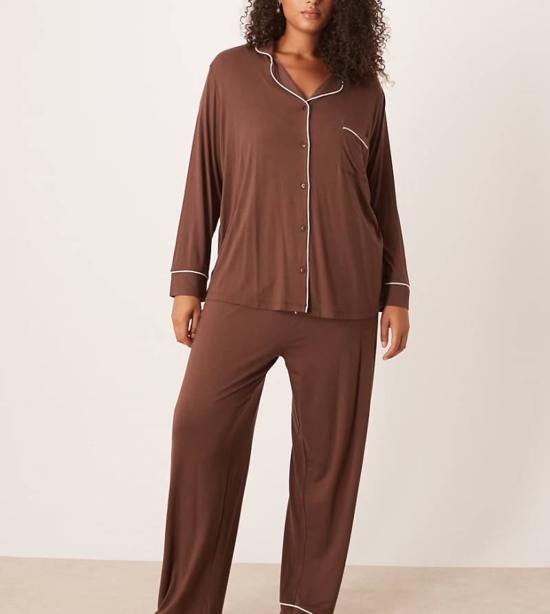 ASOS DESIGN Curve - Superweiches Pyjama-Set in Schokobraun, bestehend aus langärmligem Hemd und Hose-Brown von ASOS Curve