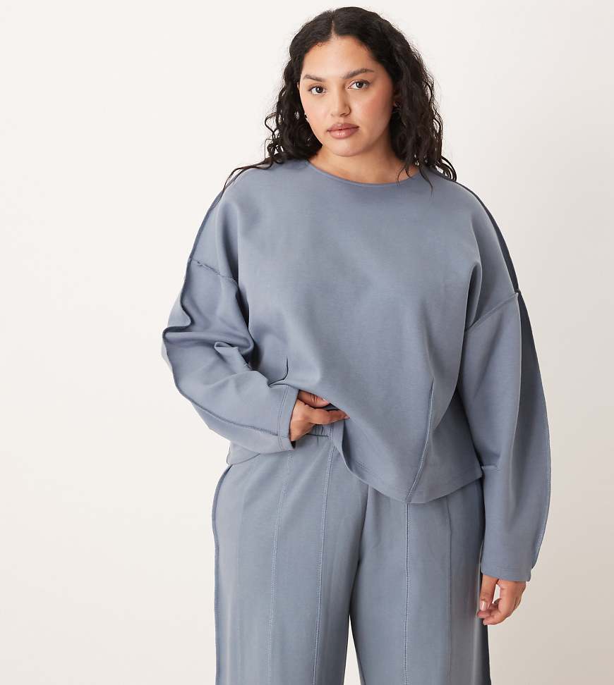 ASOS DESIGN Curve - Sweatshirt aus Interlock in Blau mit U-Boot-Ausschnitt und Nahtdetail ASOS DESIGN Curve - Sweatshirt aus Interlock in Blau mit U-Boot-Ausschnitt und Nahtdetail von ASOS Curve