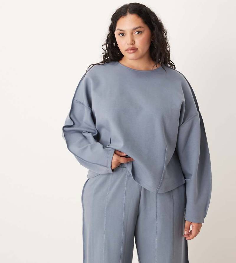 ASOS DESIGN Curve - Sweatshirt aus Interlock in Blau mit U-Boot-Ausschnitt und Nahtdetail ASOS DESIGN Curve - Sweatshirt aus Interlock in Blau mit U-Boot-Ausschnitt und Nahtdetail von ASOS Curve
