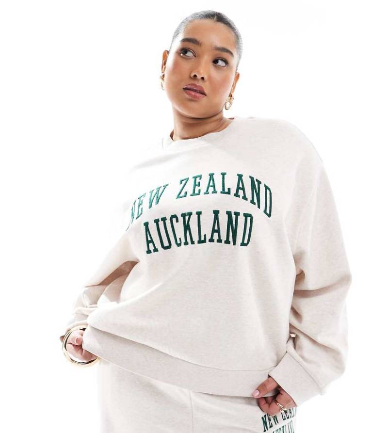 ASOS DESIGN Curve - Sweatshirt in meliertem Hellbeige mit „Auckland"-Stickerei-Braun von ASOS Curve