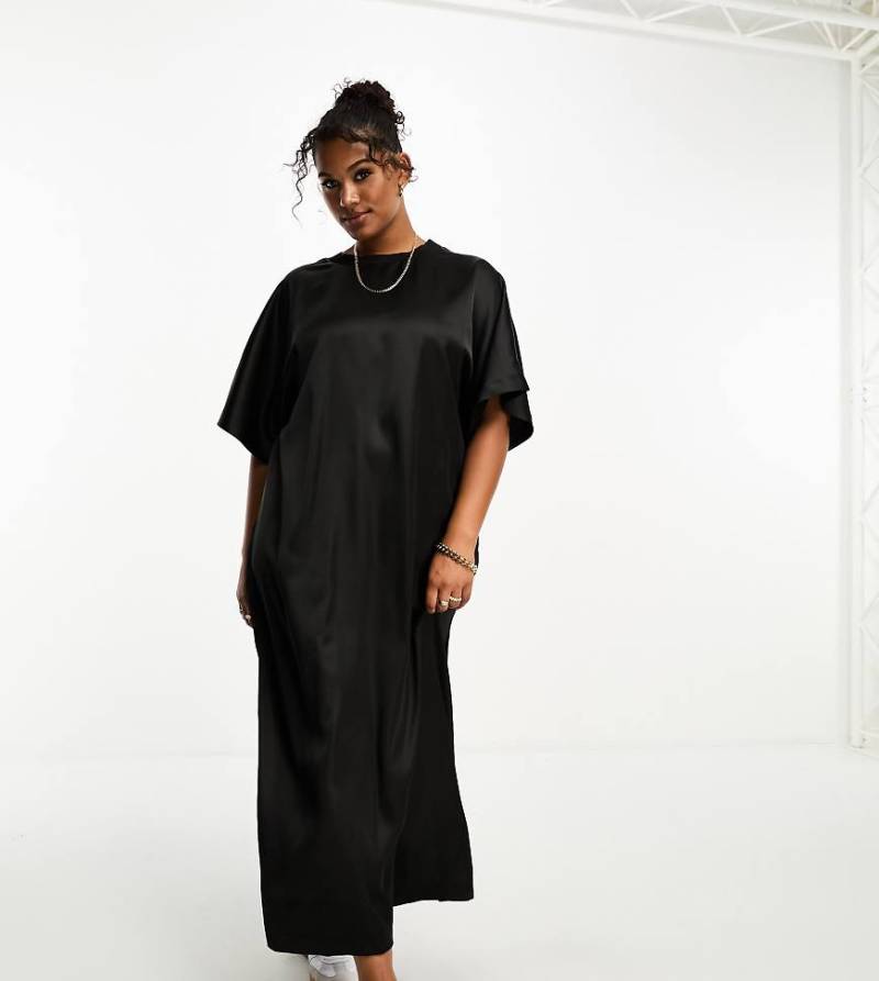 ASOS DESIGN Curve - T-Shirt-Kleid aus schwarzem Satin mit Oversize-Passform und Midilänge von ASOS Curve
