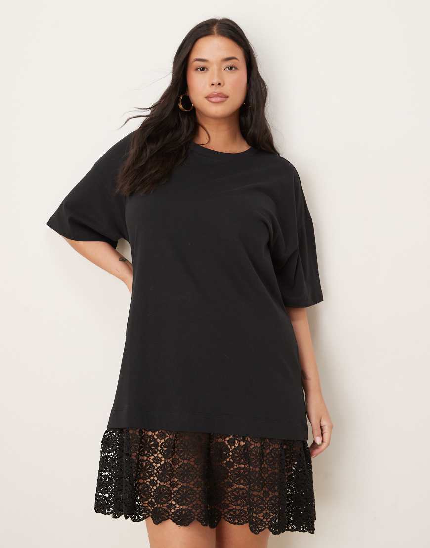 ASOS DESIGN Curve - T-Shirt-Minikleid mit U-Ausschnitt und Spitzensaum-Schwarz von ASOS Curve