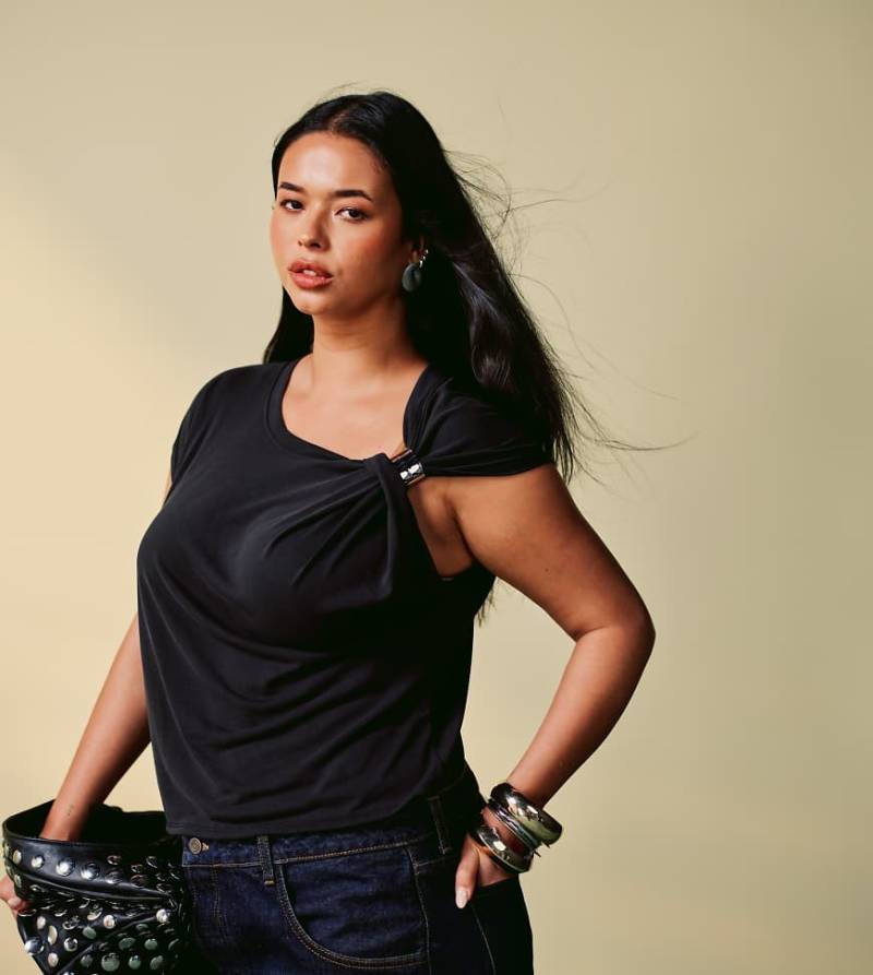 ASOS DESIGN Curve - T-Shirt aus Modal in Schwarz mit Besatz in Silber und einem Ärmel von ASOS Curve