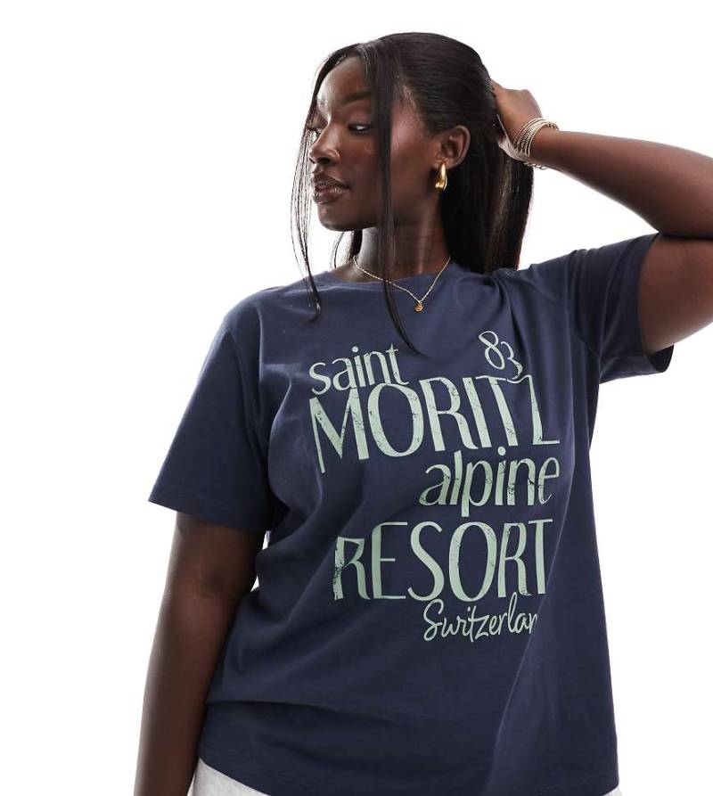 ASOS DESIGN Curve - T-Shirt in Blaue mit normaler Passform und „Saint Moritz"-Aufdruck von ASOS Curve