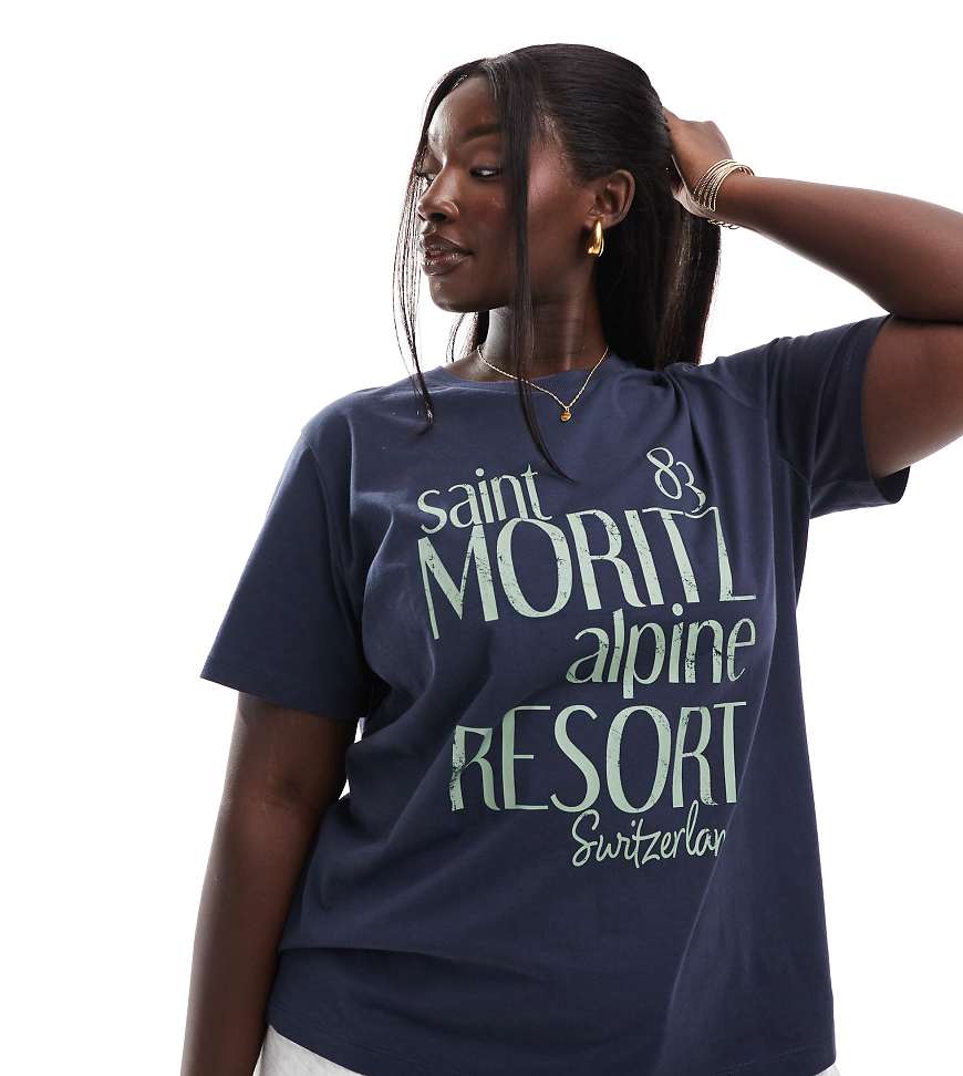 ASOS DESIGN Curve - T-Shirt in Blaue mit normaler Passform und „Saint Moritz"-Aufdruck ASOS DESIGN Curve - T-Shirt in Blaue mit normaler Passform und „Saint Moritz"-Aufdruck von ASOS Curve