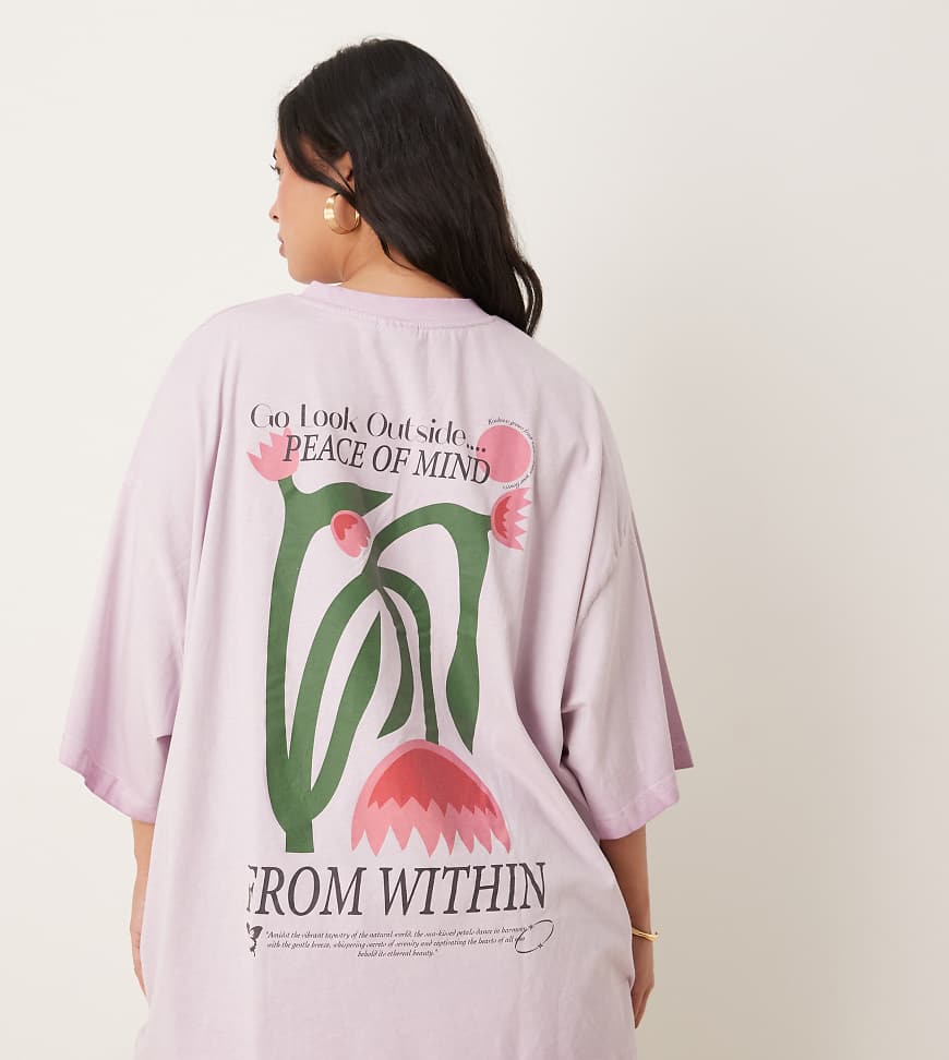 ASOS DESIGN Curve - T-Shirt in Lila im Boyfriend-Schnitt mit Blumen-Rückengrafik von ASOS Curve