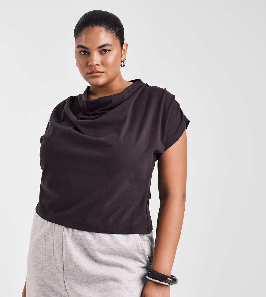 ASOS DESIGN Curve - T-Shirt in Schokobraun mit Wasserfall-Detail-Brown von ASOS Curve