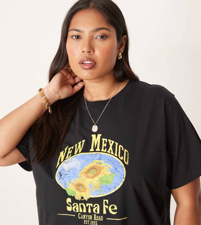 ASOS DESIGN Curve - T-Shirt in Schwarz mit normalem Schnitt und Mexico Sonnenblumen-Grafikprint von ASOS Curve