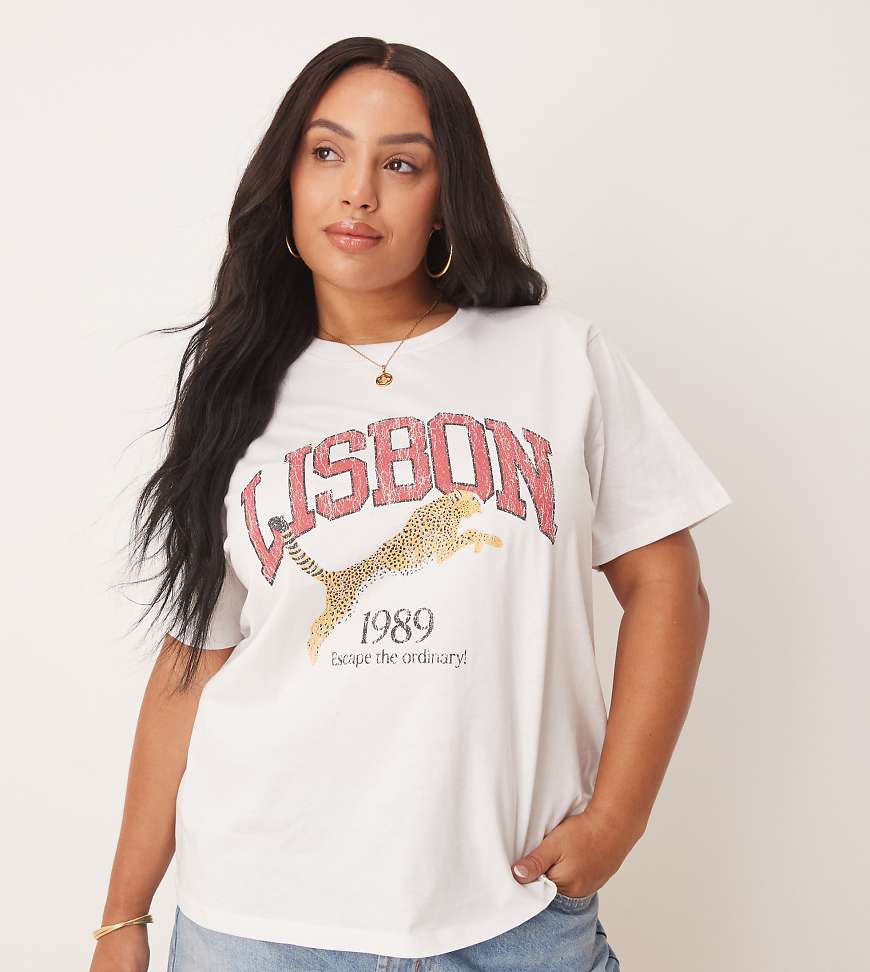 ASOS DESIGN Curve - T-Shirt in Weiß mit „Lisbon"-Grafik und regulärer Passform ASOS DESIGN Curve - T-Shirt in Weiß mit „Lisbon"-Grafik und regulärer Passform von ASOS Curve