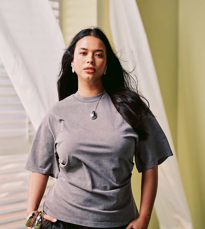 ASOS DESIGN Curve - T-Shirt in verwaschenem Grau mit Korsett-Detail an der Taille von ASOS Curve