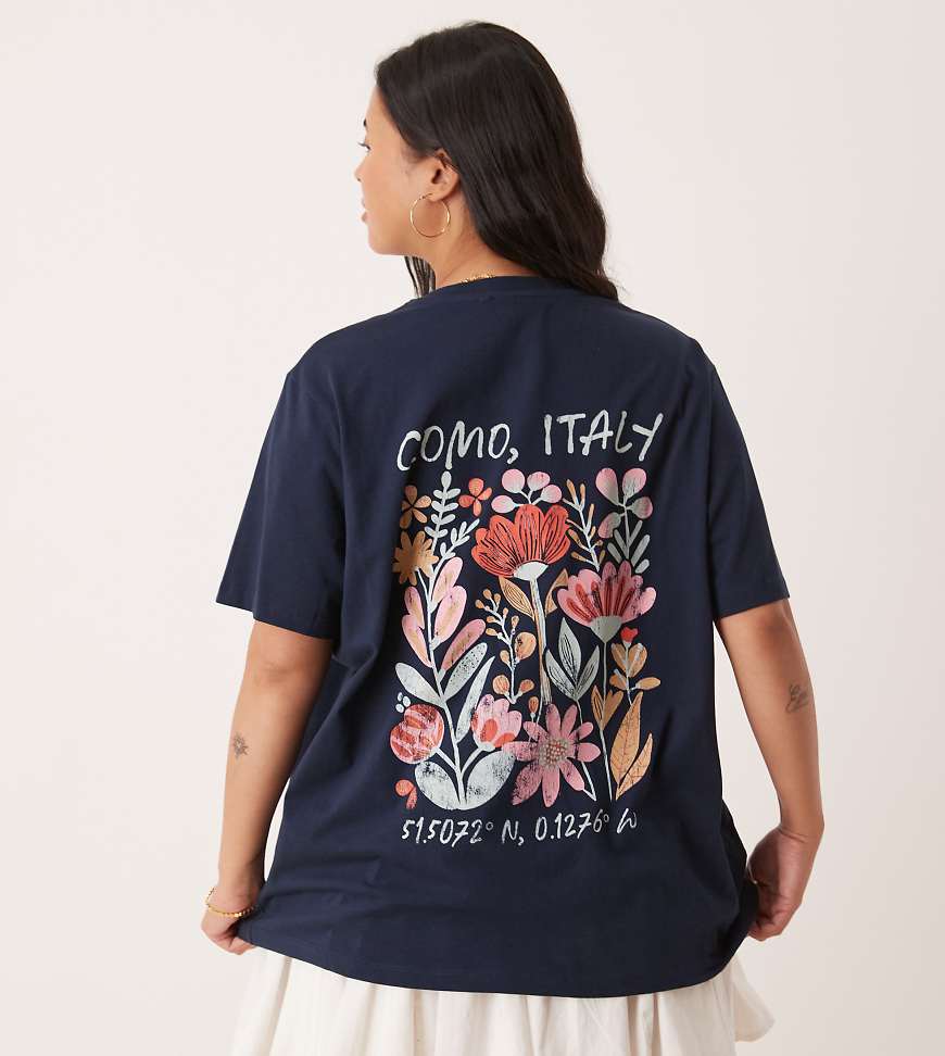 ASOS DESIGN Curve - T-Shirt mit „Como Italy"-Grafikprint in normaler Passform in Marineblau ASOS DESIGN Curve - T-Shirt mit „Como Italy"-Grafikprint in normaler Passform in Marineblau von ASOS Curve