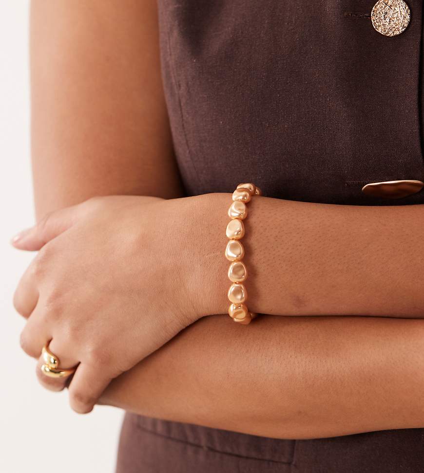 ASOS DESIGN Curve - T-Steg-Armband in Goldoptik mit Kunstperlen-Detail-Goldfarben von ASOS Curve