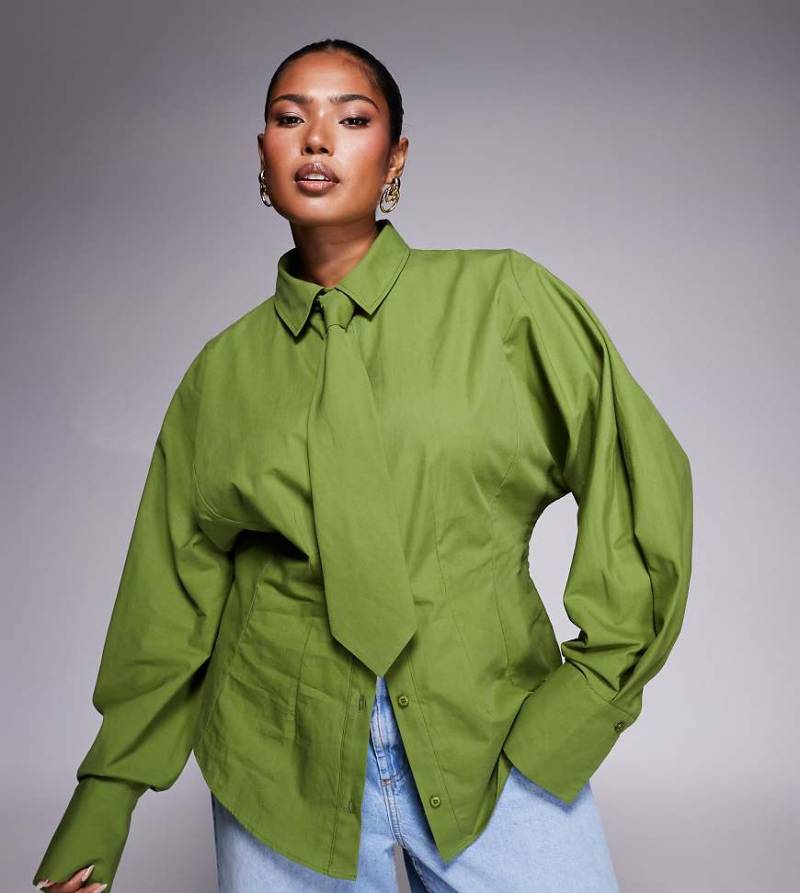 ASOS DESIGN Curve - Taillierte Hemdbluse in Olivgrün mit Krawatten-Detail von ASOS Curve