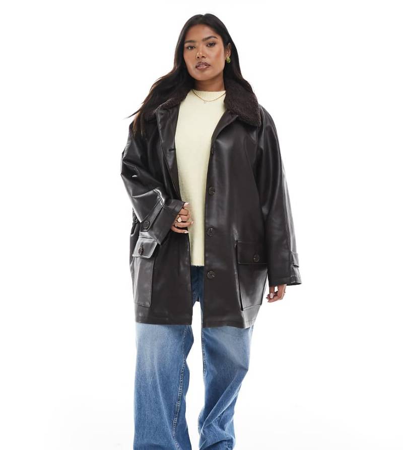 ASOS DESIGN Curve - Taillierte Jacke in schokobrauner Lederoptik mit Teddyfell-Kragen-Brown von ASOS Curve
