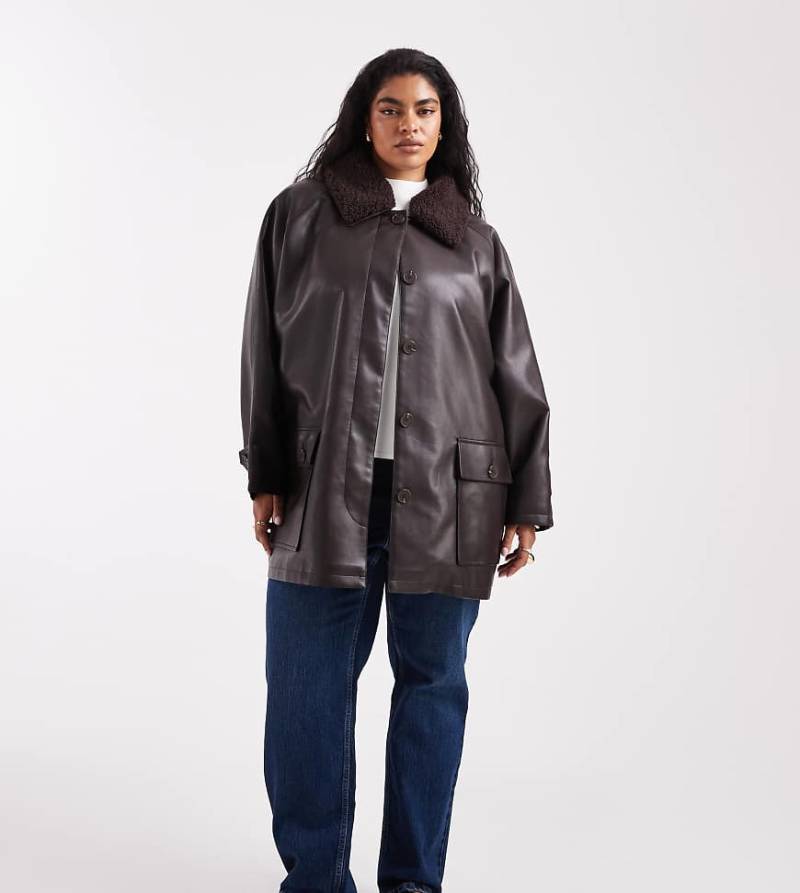 ASOS DESIGN Curve - Taillierte Jacke in schokobrauner Lederoptik mit Teddyfell-Kragen-Brown von ASOS Curve